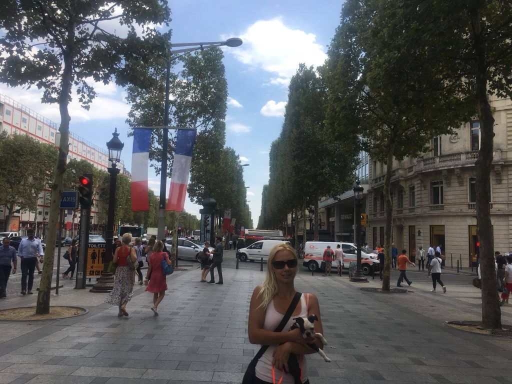 Barney Deluxy - Suki est arrivée a Paris avec moi :-)